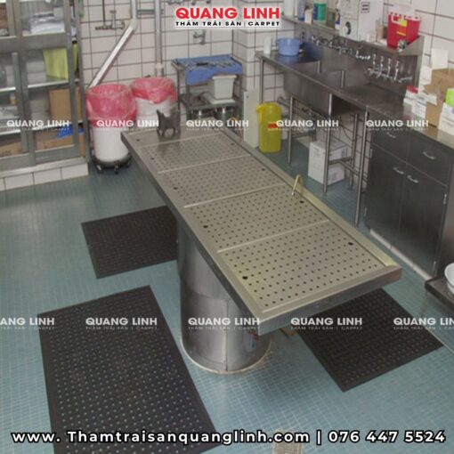 Thảm cao su đa năng mã QL140 chịu lực, chịu dầu cho nhà bếp, khu vệ sinh, nhà hàng, khu sản xuất