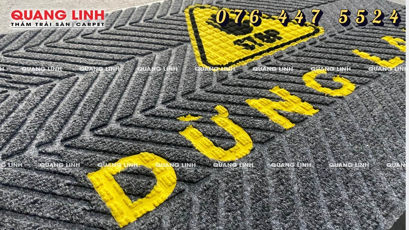 Thảm chữ cảnh báo cẩn thận sàn ướt